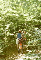 empujando las bicis en el bosque