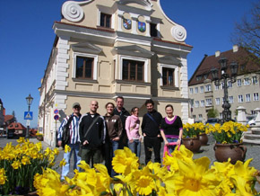 el grupo delante del ayuntamiento