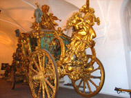 un coche de caballos de puro oro