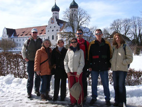 el grupo delante del monasterio