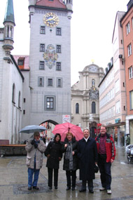 el grupo delante del Spielzeugmuseum