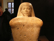 una estatua egipcia