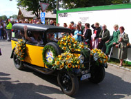 coche adornado con flores