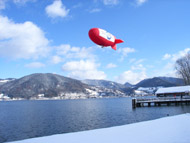 el globo rojo sobre el lago