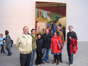 el grupo delante de una obra de Neo Rauch