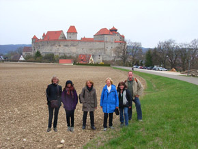 el grupo delante del castillo