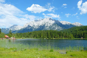 el lago Lautersee y la cordillera Karwendel