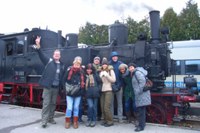 el grupo delante de la locomotora de vapor