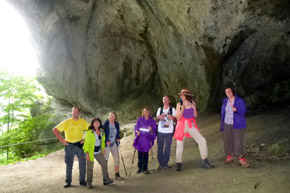 el grupo en la cueva