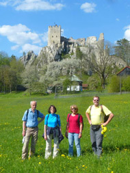 el grupo delante del castillo