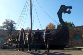 el grupo delante de un barco de los vikingos